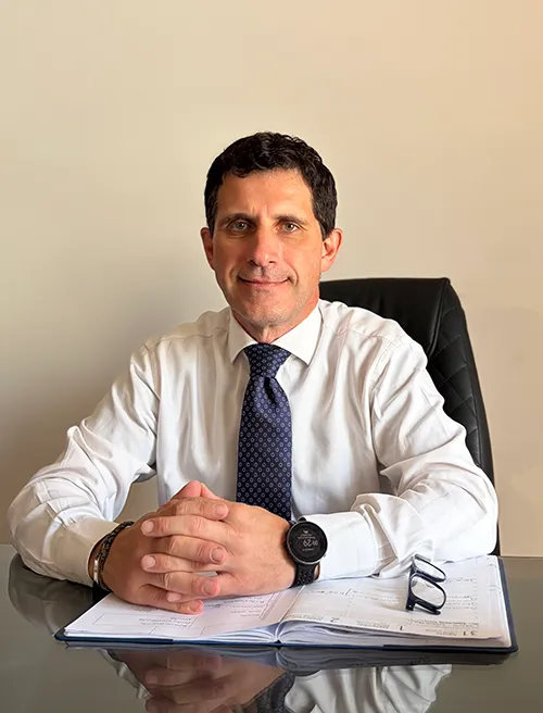 Il Dott. Vincenzo Ercolano nello studio, pronto a rispondere alle imprese che lo contattano